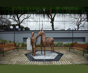 Sicredi inaugura monumento em Curitiba em homenagem ao padre Amstad